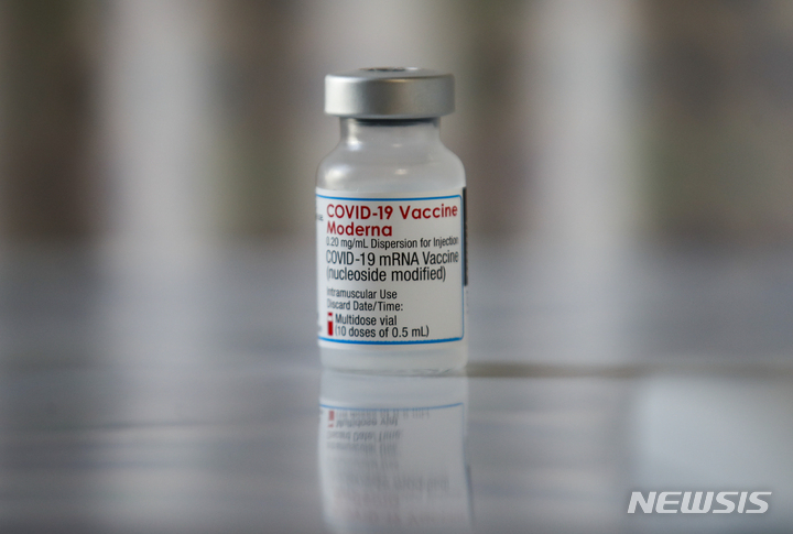 [서울=뉴시스] 코로나19 메신저 리보핵산(mRNA) 백신 중 하나인 모더나 백신. (사진=뉴시스 DB). photo@newsis.com
