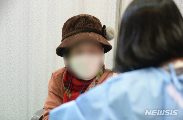 [광주=뉴시스] 김혜인 기자 = 지난해 11월15일 오전 광주 남구 다목적체육관 코로나19 예방접종센터에서 주민이 백신 추가접종(부스터샷)을 받고 있다. 2021.11.15. hyein0342@newsis.com