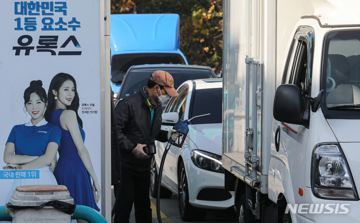 [군포=뉴시스] 권창회 기자 = 15일 오전 요소수 주요 거점지역 주유소 중 한 곳인 경기 군포시 한 주유소에서 관계자가 화물차에 요소수를 넣고 있다. 환경부는 차량용 요소수 약 180만L를 화물차들의 접근이 용이하고 이용 빈도가 높은 전국 100개 주유소에 13일부터 순차적으로 공급한다고 밝혔다. 2021.11.15. kch0523@newsis.com