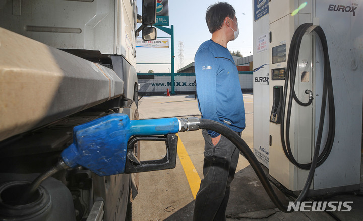[군포=뉴시스] 권창회 기자 = 요소수 주요 거점지역 주유소 중 한 곳인 경기 군포시 한 주유소에서 화물차에 요소수가 주입되고 있다. 2021.11.15. kch0523@newsis.com