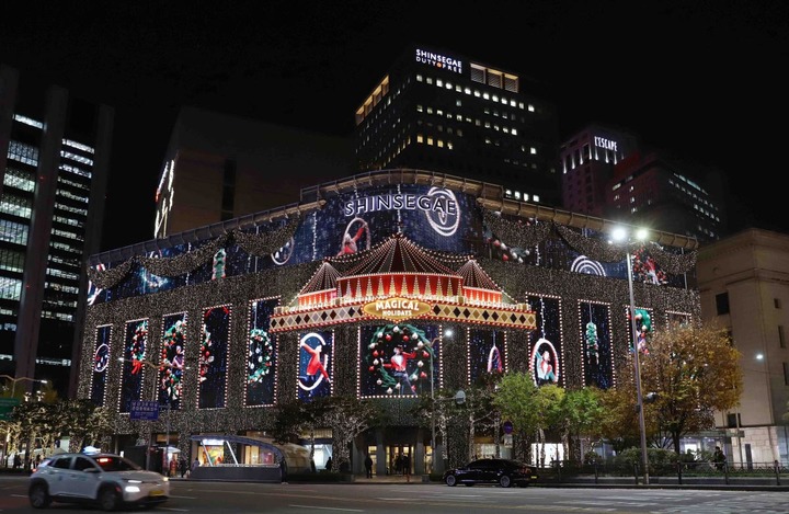 [서울=뉴시스] 신세계백화점이 연말 외관 장식을 선보인다고 15일 밝혔다. 신세계백화점은 크리스마스 분위기를 자아내는 외관 디자인과 함께 3분 가량의 스토리가 있는 미디어 파사드를 내년 1월 21일까지 선보인다. (사진=신세계백화점 제공) 2021.11.15. photo@newsis.com *재판매 및 DB 금지