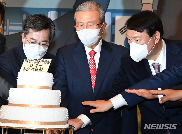 [서울=뉴시스] 국회사진기자단 = 15일 서울 용산구 그랜드 하얏트 서울 호텔에서 열린 만화로 읽는 오늘의 인물이야기 '비상대책위원장-김종인' 출판기념회에서 김종인 전 비대위원장과 윤석열 국민의힘 대선후보, 김동연 전 경제부총리 등 참석자들이 기념 케이크 커팅을 하고 있다. 2021.11.15. photo@newsis.com