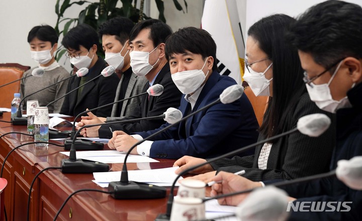 [서울=뉴시스] 전신 기자 = 이준석 국민의힘 대표가 15일 서울 여의도 국회에서 열린 음주운전 피해자 가족 및 친구와의 간담회에서 발언하고 있다. (공동취재사진) 2021.11.15. photo@newsis.com