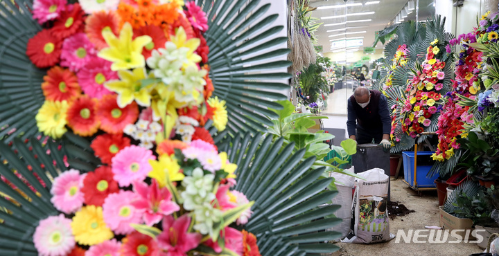 [서울=뉴시스] 김병문 기자 = 위드 코로나 시행으로 각종 행사가 늘어난 지난해 11월15일 오후 서울 서초구 양재동 화훼공판장에 화환이 진열돼 있다. 불과 몇 달 사이 공판장에서 꽃을 찾아보기 힘들어졌다. 2021.11.15. dadazon@newsis.com
