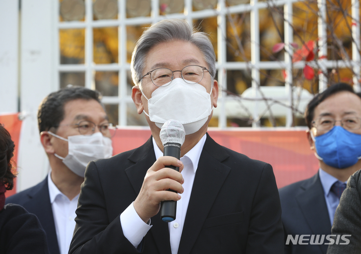 [서울=뉴시스] 최진석 기자 = 이재명 더불어민주당 대선 후보가 15일 오후 서울 세종대로 정부서울청사 앞에 차려진 지역화폐·골목상권살리기 운동본부 농성 현장을 방문해 발언하고 있다. 2021.11.15. myjs@newsis.com