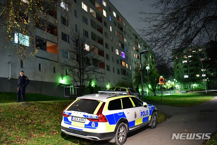 [AP/뉴시스] 14일 밤 어린이 추락사 후 경찰차가 아파트 앞에 와 있다