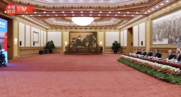 [서울=뉴시스] 중국 관영 중앙(CC) TV 영상 캡쳐한 사진으로, 시진핑 국가주석을 비롯한 중국 측 인사가 베이징 인민대회당에서 회담에 참석 중인 모습. 조 바이든 미국 대통령과 시 주석간 첫 화상회담은 중국시간 16일 오전 8시46분(미국 동부 시간 오후 7시46분)께 시작됐다. <사진출처: 신화통신 웨이보> 2021.11.16 