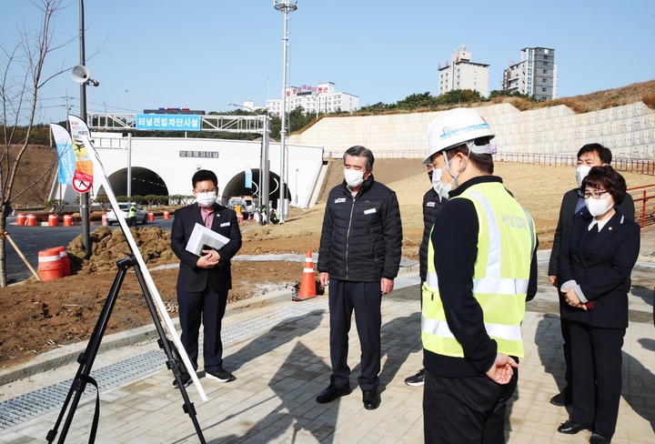보령해저터널 공사현장을 점검하는 김동일 시장.(사진=보령시청 제공) *재판매 및 DB 금지