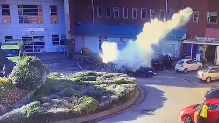 지난 14일 영국 리버풀 여성병원 앞에 정차한 택시 안에 있던 테러범이 소지한 사제 폭발물이 폭발하는 장면. 다행히 운전석에 있던 택시 기사 데이비드 페리는 폭발 직후 무사히 차량을 빠져나왔다. *재판매 및 DB 금지