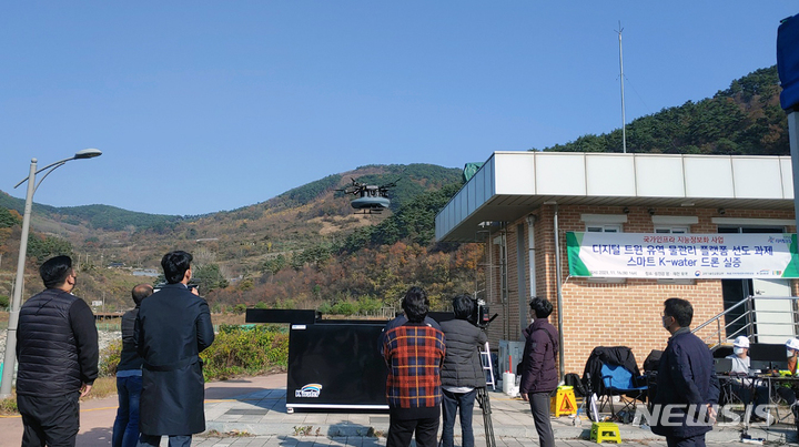 [전주=뉴시스]윤난슬 기자 = 전주대학교는 16일 교원창업기업 ㈜아이팝이 섬진강 유역에서 하천댐 유역관리를 전자동으로 비행·감시·관리할 수 있는 'K-water 스마트 하천관리 드론 스테이션'을 실증 시연을 진행했다고 밝혔다.2021.11.16.(사진=전주대 제공) 