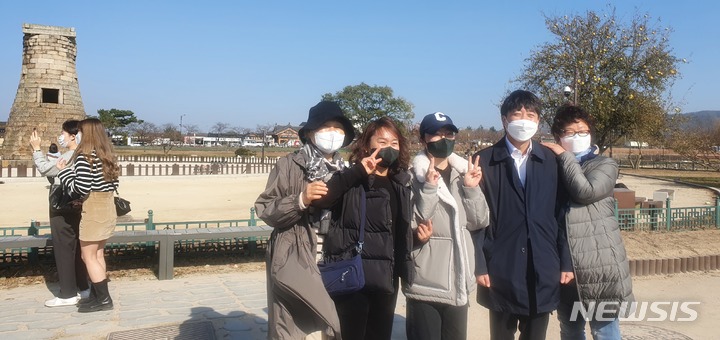 [경주=뉴시스] 이은희 기자= 16일 이준석 국민의힘 대표가 경주 첨성대 앞에서 관광객들과 함께 사진을 찍고 있다. 2021.11.16. leh@newsis.com