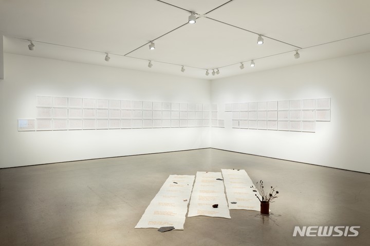 [서울=뉴시스]이강승 '잠시 찬란한' 전시 전경.