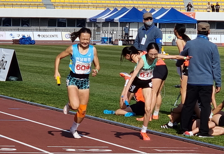 [서울=뉴시스]전남체중 이은빈(왼쪽).(사진=대한육상연맹 제공)