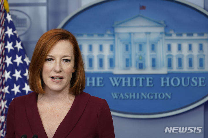 [워싱턴=AP/뉴시스]젠 사키 미 백악관 대변인이 15일(현지시간) 정례 브리핑을 하고 있다. 2021.11.15.