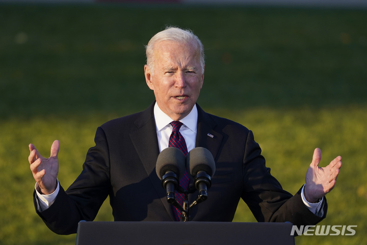 [워싱턴=AP/뉴시스] 조 바이든 미국 대통령이 15일(현지시간) 백악관 사우스 론에서 1조 달러 규모의 인프라 법안에 서명하기에 앞서 연설하고 있다. 바이든 대통령은 “국가를 나아가게 하는 것은 타협과 합의이며 우리는 국민을 위해 민주주의를 작동했다”라고 초당적 법안 통과의 의의를 강조하며 "미국이 다시 움직이기 시작했다”라고 말했다. 2021.11.16.