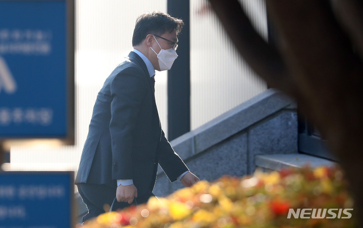 [과천=뉴시스] 이영환 기자 = 김진욱 고위공직자범죄수사처(공수처) 처장이 16일 오전 경기 과천시 공수처로 출근하고 있다. 2021.11.16. 20hwan@newsis.com