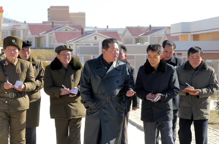 [서울=뉴시스] 북한 조선중앙TV는 김정은 국무위원장이 양강도 삼지연시를 현지지도 했다고 16일 보도했다. (사진=조선중앙TV 캡쳐) 2021.11.16. photo@newsis.com *재판매 및 DB 금지