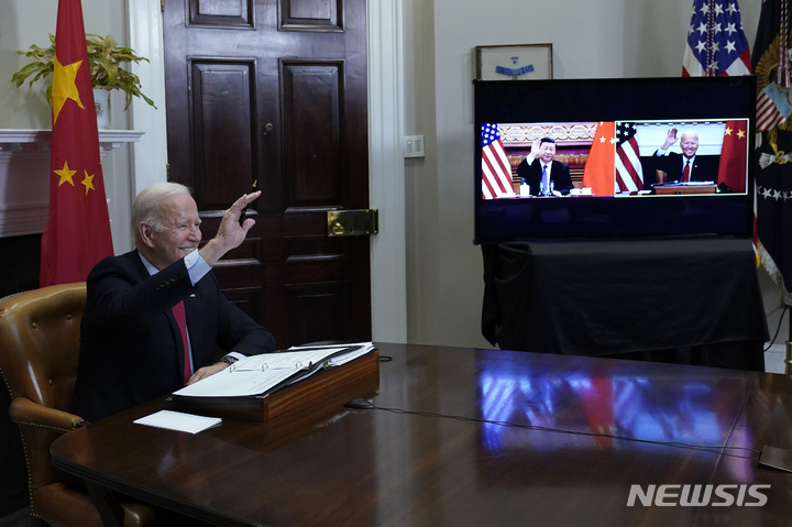 [워싱턴=AP/뉴시스] 조 바이든 미국 대통령이 15일(현지시간) 미국 백악관에서 시진핑 중국 국가주석과 화상 정상회담을 하고 있다. 2021.11.16.