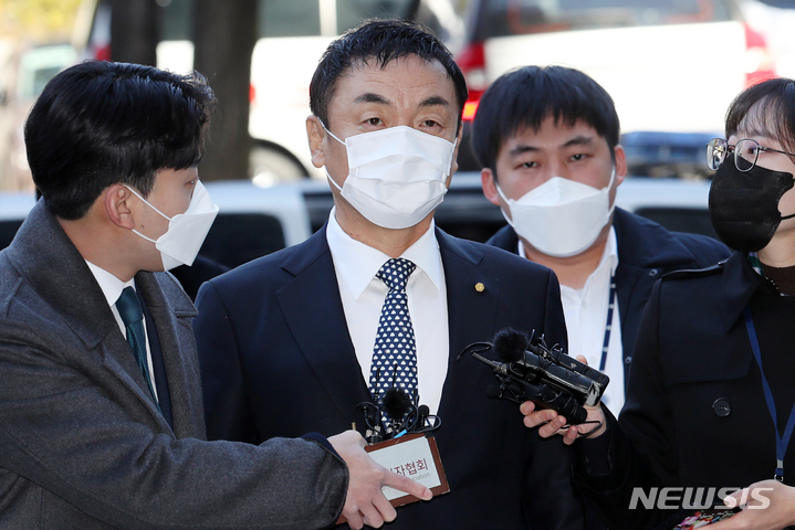 [서울=뉴시스] 조성우 기자 = 주가조작 혐의를 받는 권오수 도이치모터스 회장이 16일 오전 서울 서초구 서울중앙지법에서 열린 구속 전 피의자 심문(영장실질심사)에 출석하고 있다. 2021.11.16. xconfind@newsis.com