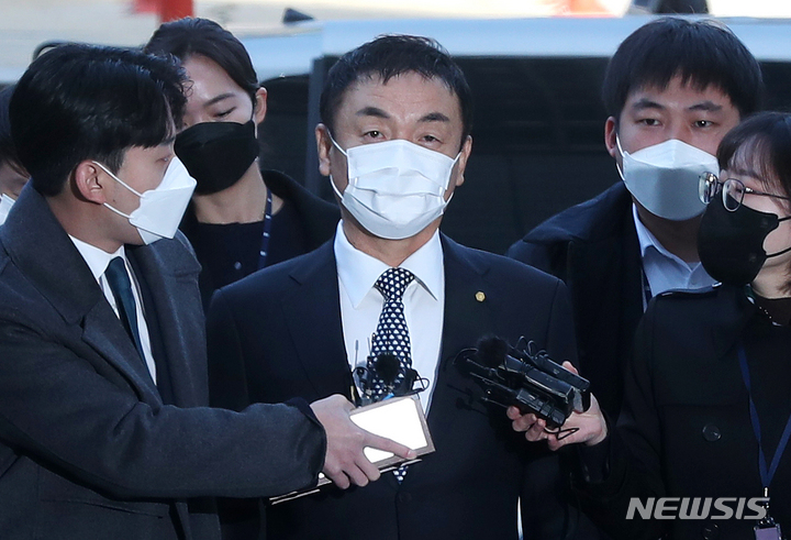 [서울=뉴시스] 조성우 기자 = 권오수 전 도이치모터스 회장이 지난해 11월16일 오전 서울 서초구 서울중앙지방법원에서 열린 구속 전 피의자 심문(영장실질심사)에 출석하고 있다. (공동취재사진) 2021.11.16. photo@newsis.com