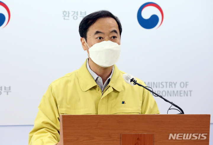 [세종=뉴시스] 강종민 기자 = 김동진 국립환경과학원장이 지난 16일 오전 정부세종청사 환경부 기자실에서 산업용 요소수의 차량용 요소수 전환 사용 여부에 대한 실험결과를 발표하고 있다. 2021.11.16. ppkjm@newsis.com