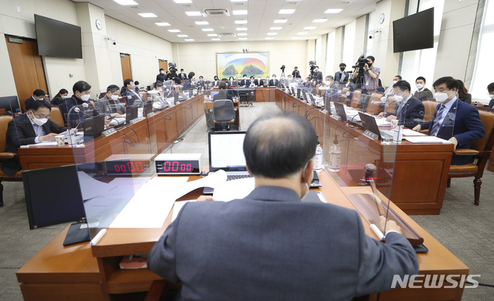 [서울=뉴시스] 최진석 기자 = 윤재옥 국회 정무위원회 위원장이 16일 서울 여의도 국회에서 열린 국회 정무위원회 전체회의에서 의사봉을 두드리고 있다. 2021.11.16. myjs@newsis.com