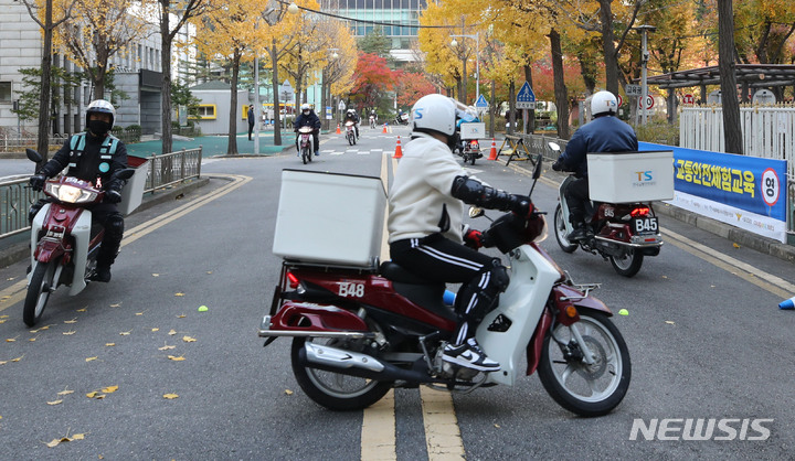 [서울=뉴시스] 권창회 기자 = 16일 오전 서울 송파구 신천어린이교통공원에서 라이더들이 이륜차 교통안전체험교육을 받고 있다. 서울시와 한국교통안전공단은 코로나19로 인한 배달증가로 늘어나고 있는 이륜차 교통사고를 감소시키기 위해 16일부터 2주간 '서울형 이륜차 교통안전체험교육'을 실시한다고 밝혔다. 2021.11.16. kch0523@newsis.com