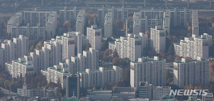 [서울=뉴시스] 권창회 기자 = 서울 송파구 롯데월드타워 서울스카이에서 바라본 아파트 단지 모습. 2021.11.16. kch0523@newsis.com