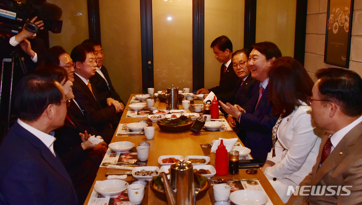 [서울=뉴시스] 전신 기자 = 윤석열 국민의힘 대선 후보가 16일 서울 여의도 한 식당에서 국민의힘 초재선 의원들과 오찬을 하고 있다. (공동취재사진) 2021.11.16. photo@newsis.com