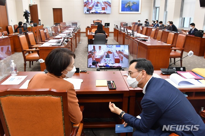 [서울=뉴시스] 최진석 기자 = 유은혜 사회부총리 겸 교육부 장관이 16일 오전 국회 교육위원회에 참석해 예결위 소위가 길어져 회의가 지연되자 정종철 차관 이야기를 나누고 있다. (공동취재사진) 2021.11.16. photo@newsis.com