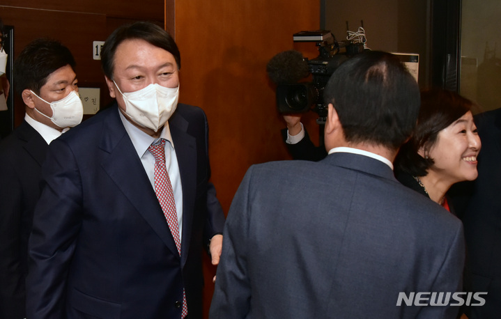[서울=뉴시스] 전신 기자 = 윤석열 국민의힘 대선 후보가 국민의힘 초재선 의원들과 오찬을 위해 16일 서울 여의도 한 식당으로 들어서고 있다. (공동취재사진) 2021.11.16. photo@newsis.com