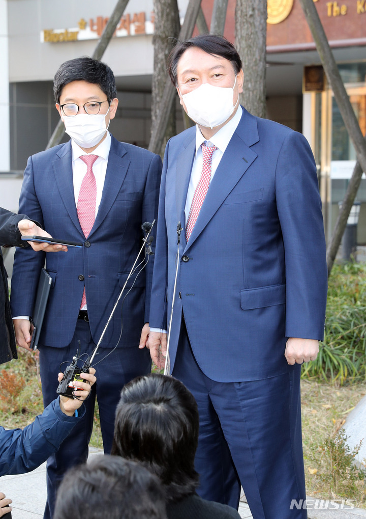 [서울=뉴시스] 전신 기자 = 윤석열 국민의힘 대선 후보가 국민의힘 초재선 의원들과 오찬을 위해 16일 서울 여의도 한 식당으로 들어서며 취재진 질문에 답변하고 있다. (공동취재사진) 2021.11.16. photo@newsis.com