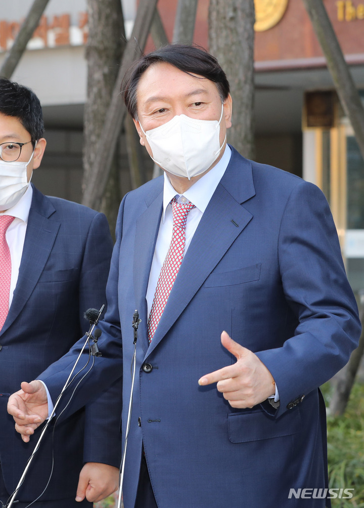 [서울=뉴시스] 전신 기자 = 윤석열 국민의힘 대선 후보가 국민의힘 초재선 의원들과 오찬을 위해 16일 서울 여의도 한 식당으로 들어서며 취재진 질문에 답변하고 있다. (공동취재사진) 2021.11.16. photo@newsis.com