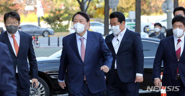 [서울=뉴시스] 전신 기자 = 윤석열 국민의힘 대선 후보가 국민의힘 초재선 의원들과 오찬을 위해 16일 서울 여의도 한 식당으로 들어서고 있다. (공동취재사진) 2021.11.16. photo@newsis.com