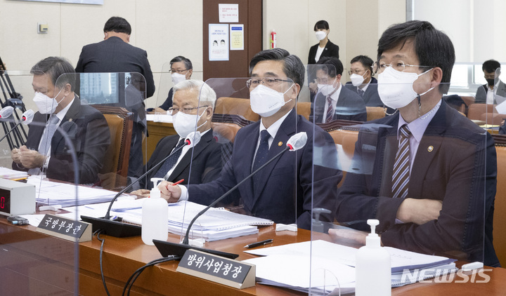 [서울=뉴시스] 최진석 기자 = 강은호(오른쪽부터) 방위사업청장, 서욱 국방부 장관, 송선태 5·18민주화운동진상규명조사위원장, 정석환 병무청장이 16일 오전 국회 국방위원회 전체회의에서 의원들 질의를 듣고 있다. (공동취재사진) 2021.11.16. photo@newsis.com