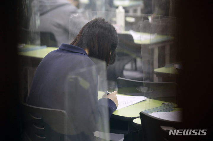 [서울=뉴시스] 2022학년도 대학수학능력시험을 이틀 앞둔 지난해 11월16일 서울 양천구 이투스앤써학원 목동점에서 수험생들이 공부에 열중하고 있다. (사진=뉴시스DB). 2022.03.22. photo@newsis.com