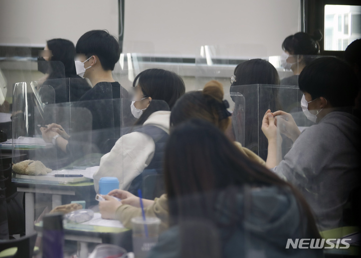 [서울=뉴시스] 고승민 기자 = 2022학년도 대학수학능력시험을 이틀 앞둔 지난 16일 서울 양천구 이투스앤써학원 목동점에서 수험생들이 공부에 열중하고 있다. 2021.11.20. kkssmm99@newsis.com