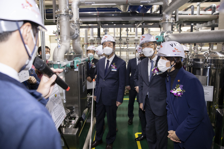 [서울=뉴시스] 한정애 환경부 장관이 지난해 11월16일 오후 경북 구미 SK실트론에서 열린 고순도 공업용수(초순수) 실증플랜트 착공식을 마친 뒤 공장 시설을 둘러보고 있다. (사진=환경부 제공) 2021.11.16. photo@newsis.com *재판매 및 DB 금지