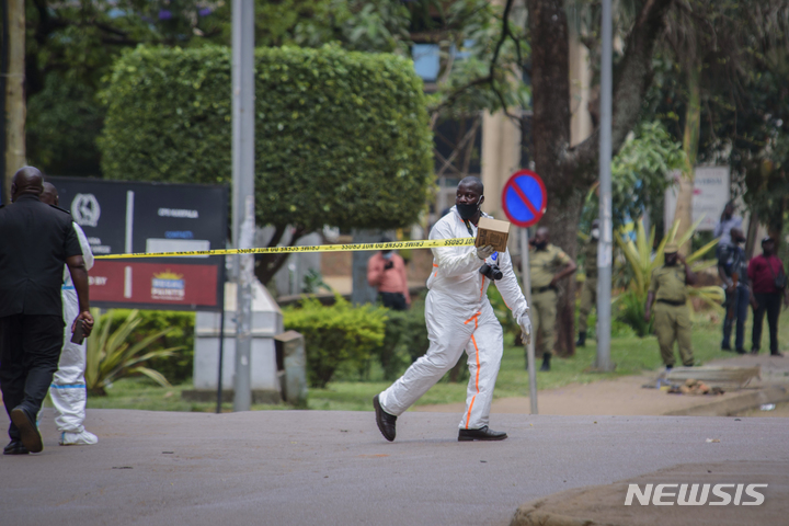 [캄팔라=AP/뉴시스] 16일(현지시간) 우간다 수도 캄팔라에서 두 차례의 큰 폭발이 일어나 감식반이 현장을 조사하고 있다. 폭발은 경찰서 부근과 의회 건물 부근 거리에서 각각 일어나 시민들이 대피했다. 현지 관계자는 사전에 조율된 공격으로 보여지는 이 폭발로 최소 24명이 다쳤으며 이중 4명은 중상이라고 밝혔다. 2021.11.17.