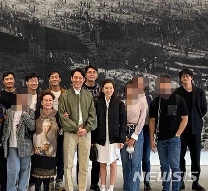 [서울=뉴시스] 이정재. 2021.11.17. (사진 =Art Firm Advisor 인스타그램 제공) photo@newsis.com