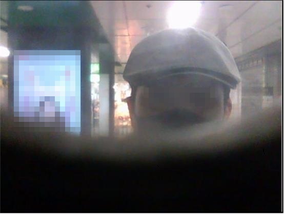 [용인=뉴시스] 피의자가 실리콘 지문을 이용, 동사무소 무인발급기에서 문서 발급받는 CCTV 화면. 2021.11.17. (사진=용인동부경찰서 제공) *재판매 및 DB 금지