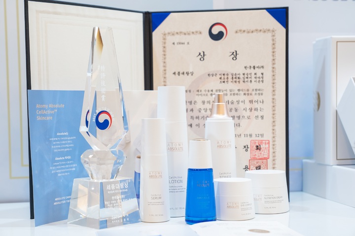 애터미 '앱솔루트 셀랙티브 스킨케어'와 '2021 특허기술상 - 세종대왕상' 상장·트로피 *재판매 및 DB 금지