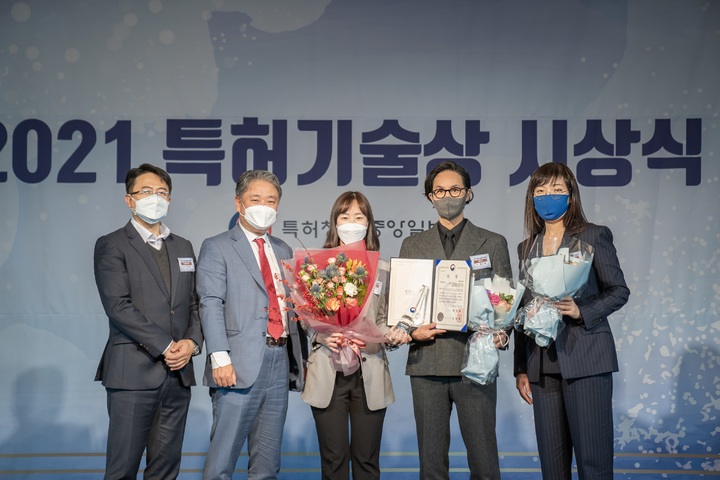 12일 서울 강남구 역삼동 노보텔 앰배서더 강남에서 열린 시상식에서 포즈를 취한 한국콜마 한상근(전무) 스킨케어연구소장 , 안병준 대표, 이현숙 스킨케어연구소 스킨케어2팀장, 애터미 박지훈 이사, 상품경영총괄본부 이은영 이사(왼쪽부터) *재판매 및 DB 금지