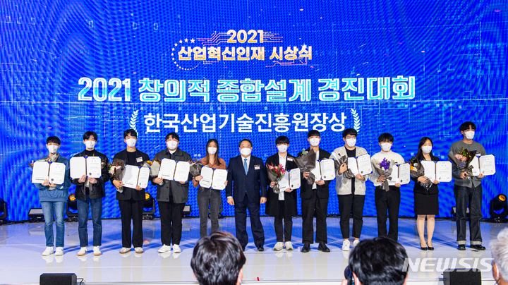 [전주=뉴시스]윤난슬 기자 = 창의적 종합설계경진대회 시상식. 오른쪽에서 두번째(하이라이트 발표자 양세영) 세번째(사고팀 발표자 곽민교) 모습.(사진=전북대 제공)