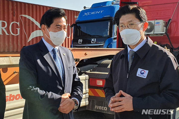 김상돈 의왕시장(왼쪽)과 노형욱 국토교통부 장관