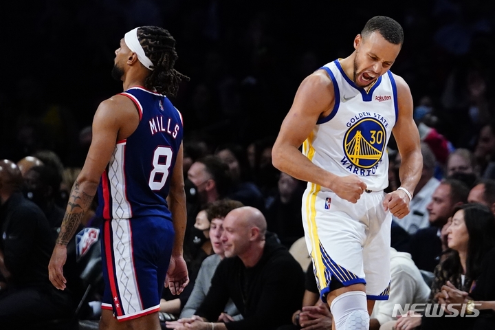 [샌프란시스코=AP/뉴시스] 17일(한국시간) 미국프로농구(NBA) 리그에서 골든스테이트가 브루클린에 117-99로 승리했다. 이날 스테판 커리는 3점슛 9개를 포함, 37득점을 올리며 팀을 승리로 이끌었다. 2021.11.17.