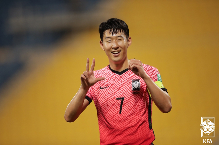 [서울=뉴시스] 17일(현지시간) 카타르 도하 타니 빈 자심 스타디움에서 열린 2022 FIFA 카타르 월드컵 아시아 최종예선 한국 대 이라크 경기에서 손흥민이 골 세리머니를 하고 있다. (사진=대한축구협회 제공) 2021.11.17. photo@newsis.com *재판매 및 DB 금지