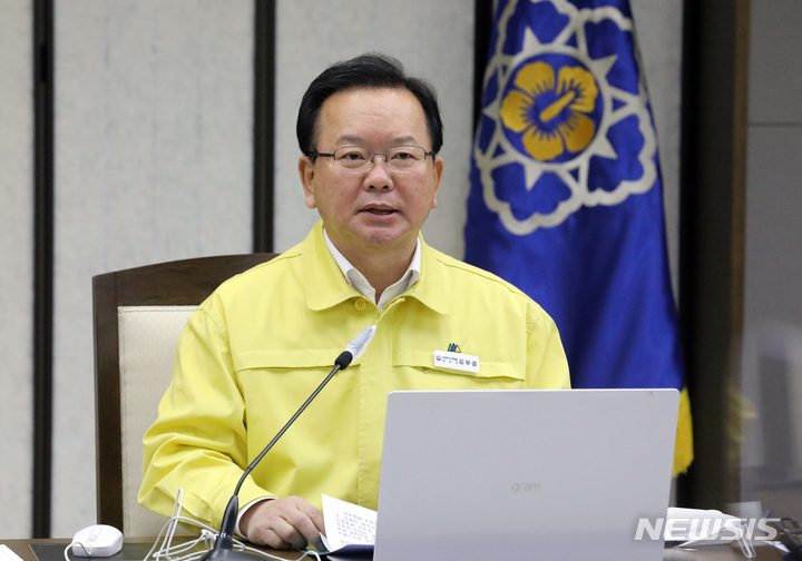 [세종=뉴시스] 강종민 기자 = 김부겸 국무총리(중앙재난안전대책본부장)가 17일 오전 정부세종청사에서 열린 코로나19 중대본 회의에서 발언하고 있다. 김 총리는 돌파감염을 막기 위한 코로나19 백신 추가접종(부스터샷) 간격을 60대 이상, 요양병원 환자의 경우 6개월에서 4개월로, 50대는 5개월로 각각 줄이기로 했다고 밝혔다. 2021.11.17. ppkjm@newsis.com
