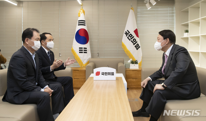 [서울=뉴시스] 국회사진기자단 = 윤석열 국민의힘 대선 후보가 17일 서울 여의도 당사에서 최원일 전 천안함 함장, 고 이상희 하사의 부친인 이성우 천안함 유족회장과 면담하고 있다. 2021.11.17. photo@newsis.com