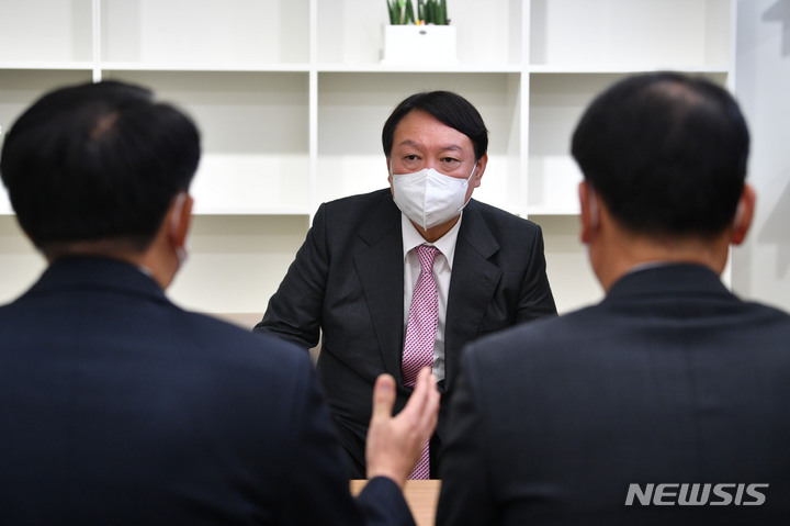 [서울=뉴시스] 국회사진기자단 = 윤석열 국민의힘 당시 대선 후보가 17일 서울 여의도 당사에서 최원일 전 천안함 함장, 고 이상희 하사의 부친인 이성우 천안함 유족회장과 만나 면담하고 있다. 2021.11.17. photo@newsis.com